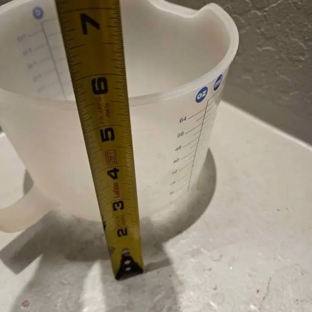 Tupperware 2 Liter / 8 Cup Measuring Pitcher